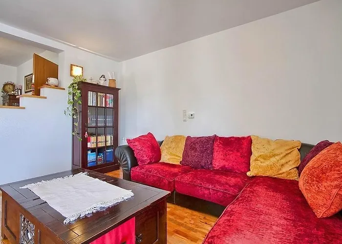 Maggie Villa *