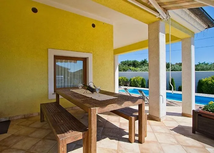 Maggie Villa *