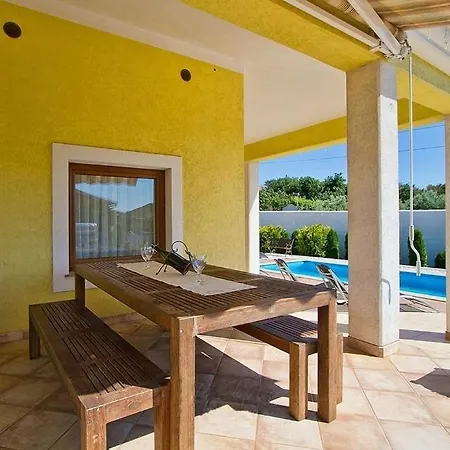 Maggie Villa *